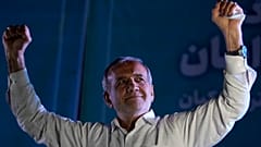 İran Cumhurbaşkanı Mesud Pezeşkiyan, Tahran'daki bir mitingde yumruklarını havaya kaldırıyor, 3 Temmuz 2024