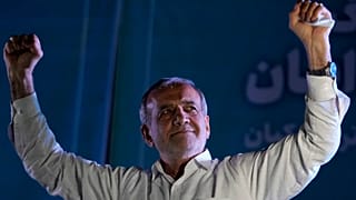 İran Cumhurbaşkanı Mesud Pezeşkiyan, Tahran'daki bir mitingde yumruklarını havaya kaldırıyor, 3 Temmuz 2024