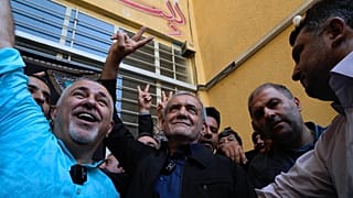 Mesud Pezeşkiyan zaferini kutluyor