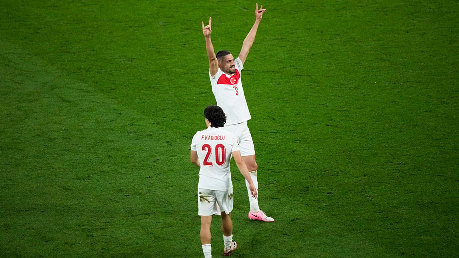 Merih Demiral'ın tartışılan bozkurrt selamlaması, Leipzig, Almanya, 2 Haziran, 2024. (Fotoğraf: AP)