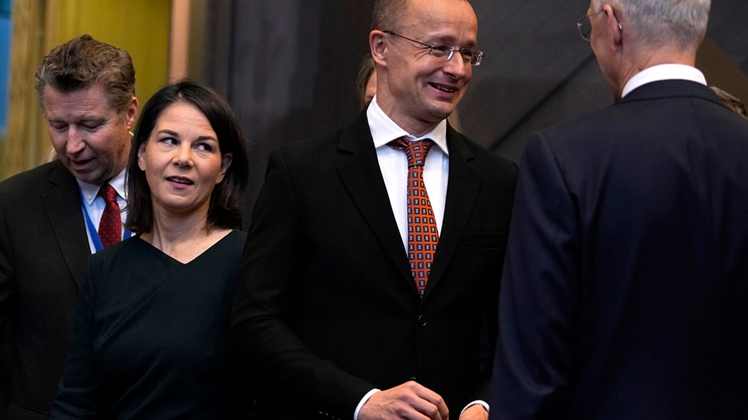 Annalena Baerbock német külügyminiszter és Szijjártó Péter külgazdasági és külügyminiszter egy NATO-tanácskozáson Brüsszelben, 2023. november 28-án