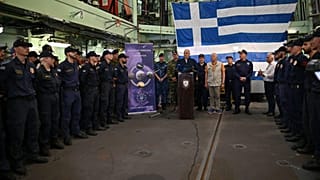 Επίσκεψη ΥΕΘΑ Ν. Δένδια και Ύπατου Εκπροσώπου της ΕΕ J. Borrell στη Φρεγάτα «ΨΑΡΑ» που ναυλοχεί στο Τζιμπουτί
