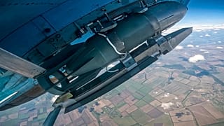 Ukrayna Enerji Bakanlığı, Rusya sınırındaki kuzey Sumy bölgesinin, Cuma günü geç saatlerde Rus saldırılarının enerji altyapısına zarar vermesinin ardından karanlığa gömüldüğünü söyledi.