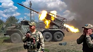 Soldati russi sparano da un lanciarazzi multiplo semovente BM-21 'Grad' da 122 mm in una località non rivelata dell'Ucraina, 1 luglio 2024