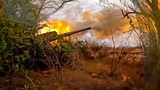 Российские военные ведут обстрел украинских позиций из гаубицы