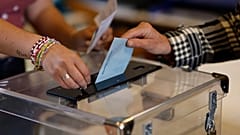 Mujer ejerciendo su derecho al voto en Francia
