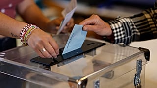 Il voto a un seggio per le legislative francesi