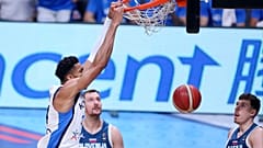 Ο Γιάννης Αντετοκούνμπο καρφώνει στο καλάθι των Σλοβένων