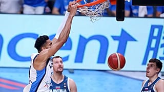 Ο Γιάννης Αντετοκούνμπο καρφώνει στο καλάθι των Σλοβένων