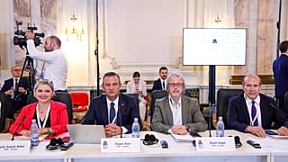 Özgür Özel, CHP kurmaylarıyla birlikte Romanya'nın başkenti Bükreş'teki toplantıda, 6 Temmuz 2024
