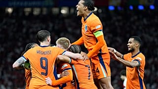 Οι Ολλανδοί πανηγυρίζουν το 2-1