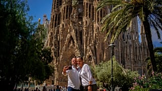 Una pareja se hace un selfie delante de la Sagrada Familia.