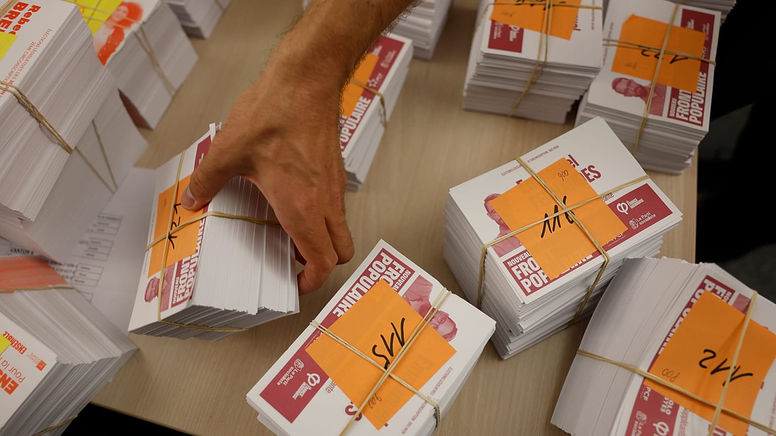 Funcionários preparam kits de votação para as eleições legislativas em Estrasburgo, 6 de julho de 2024