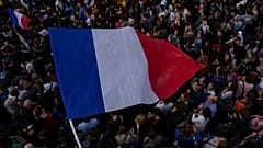 Fransa'da insanlar, Paris'teki Republique meydanında aşırı sağa karşı bir protesto düzenledi, 3 Temmuz 2024