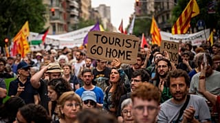 Des manifestants défilent en criant des slogans contre le surtourisme dans le centre de Barcelone, Espagne, mercredi 19 juin 2024.