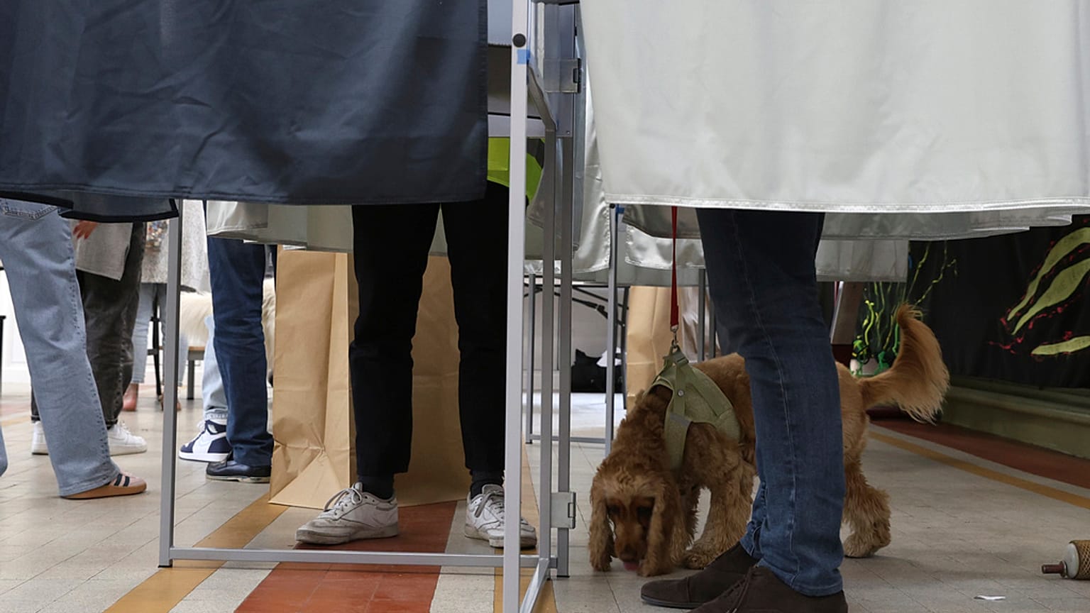 Stimmabgabe an diesem Sonntag bei der Parlamentswahl in Paris in Frankreich 