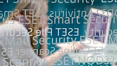 سيدة أمام شاشة كمبيوتر أثناء معرض  CeBIT الذي تحتضنه مدينة هانوفر الألمانية كل سنة. التاريخ: 2 مارس 2009