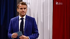ARCHIVO - El presidente francés, Emmanuel Macron, sale de la cabina de votación antes de votar en las elecciones parlamentarias anticipadas francesas.