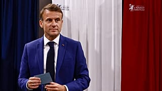 ARQUIVO - O Presidente francês Emmanuel Macron sai da cabina de voto antes de votar nas eleições legislativas antecipadas em França.