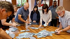 Wahlhelfer zählen Stimmzettel in einem Wahllokal in Soultz-Les-Bains, Ostfrankreich, Sonntag, 30. Juni 2024