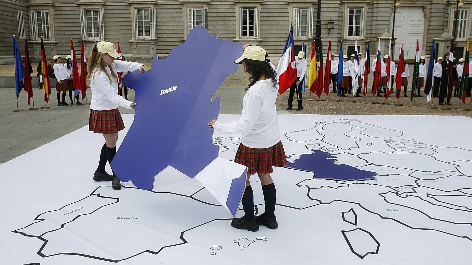 Asistentes electorales cuentan papeletas en un colegio electoral de Soultz-Les-Bains, en el este de Francia, el domingo 30 de junio de 2024.