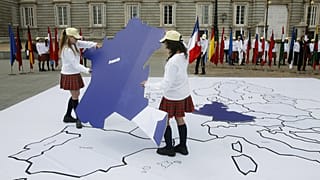 Asistentes electorales cuentan papeletas en un colegio electoral de Soultz-Les-Bains, en el este de Francia, el domingo 30 de junio de 2024.