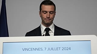 Il presidente del partito di destra National Rally, Jordan Bardella, pronuncia un discorso dopo il secondo turno delle elezioni legislative, il 7 luglio 2024.