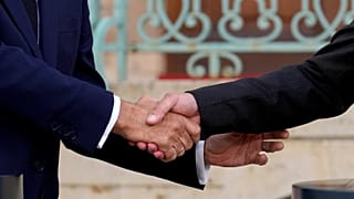 El canciller alemán, Olaf Scholz, y el presidente francés, Emmanuel Macron, se dan la mano durante una rueda de prensa en Meseberg, 28 de mayo de 2024, Archivo, Primer plano.