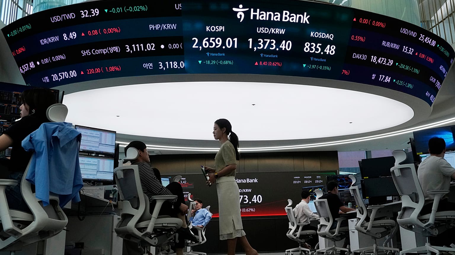 Евро подешевел на фоне новостей о победе левых ил на выборах во Франции