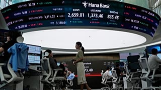 Евро подешевел на фоне новостей о победе левых ил на выборах во Франции