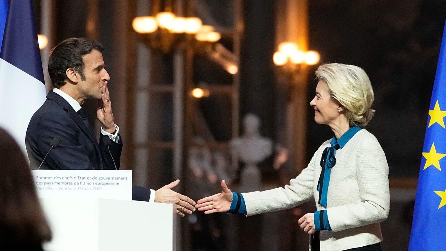 Fransa Cumhurbaşkanı Emmanuel Macron, AB'den Ursula von der Leyen ile bir araya geldi, 2022