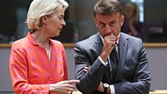Emmanuel Macron francia elnök (balra) és Vlagyimir Putyin orosz elnök sétálnak a Szentpétervári Nemzetközi Gazdasági Fórumra az oroszországi Szentpéterváron pénteken, 