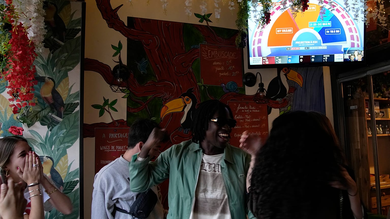 Mit Spannung wurden in ganz Frankreich, hier in einem Pariser Café, die ersten Ergebnisse der Parlamentswahlen verfolgt.
