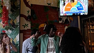 Mit Spannung wurden in ganz Frankreich, hier in einem Pariser Café, die ersten Ergebnisse der Parlamentswahlen verfolgt.