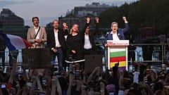 Выступление левых лидеров перед сторонниками в Париже.