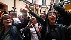 A szélsőbaloldali La France Insoumise (Hajlíthatatlan Franciaország) párt támogatói reagálnak a választások éjszakáján a párt székházában.