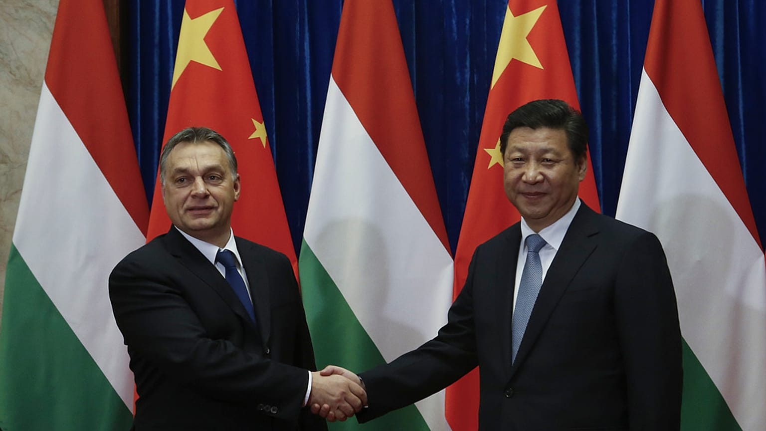 Le Premier ministre hongrois Viktor Orbán et le président chinois Xi Jinping se serrent la main avant leur rencontre au Grand Hall du Peuple à Pékin.