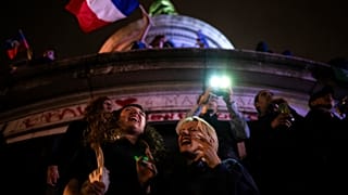 Французские избиратели празднуют победу своих кандидатов на законодательных выборах. 