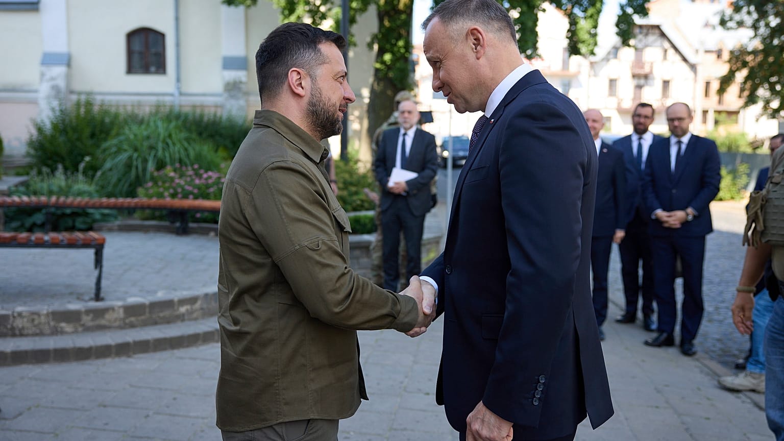 Volodimir Zelenszkij ukrán elnök kezet fog lengyel partnerével, Andzej Dudával Luckban 2023. július 9-én