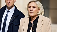 Marine Le Pen egy gyászszertartáson a párizsi Invalidusok épületegyüttes díszudvarán 2024. március 20-án