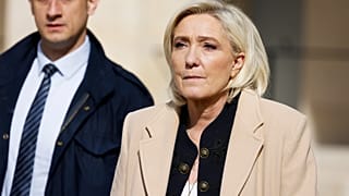 Marine Le Pen egy gyászszertartáson a párizsi Invalidusok épületegyüttes díszudvarán 2024. március 20-án