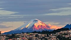 Der Fluss fließt durch Ecuadors Hauptstadt Quito.