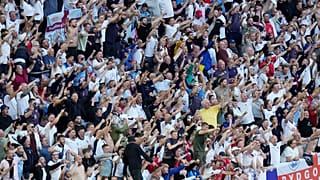 İngiltere taraftarları, 6 Temmuz 2024 Cumartesi günü Almanya'nın Duesseldorf kentinde düzenlenen Euro 2024 futbol turnuvasında İngiltere ile İsviçre arasında oynanan çeyrek final maçını kazandıktan sonra kutlama yapıyor. 