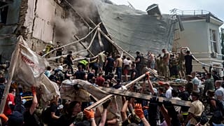فرق الإنقاذ في موقع مستشفى أوخماتديت للأطفال الذي استهدفته الصواريخ الروسية في كييف، أوكرانيا. الاثنين 8 يوليو/تموز 2024.