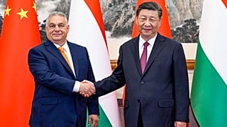 El primer ministro húngaro, Viktor Orban, estrecha la mano del presidente chino, Xi Jinping, antes de una reunión en Pekín, el lunes 8 de julio de 2024.
