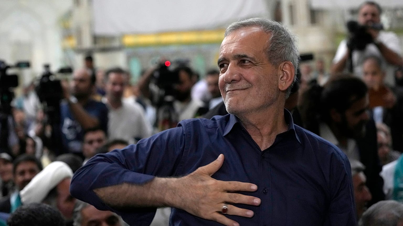El presidente electo de Irán, Masoud Pezeshkian, celebra con sus partidarios 