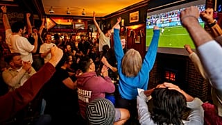 La gente celebra en el pub Old Justice de Londres durante la tanda de penaltis del partido de cuartos de final entre Inglaterra y Suiza en la Eurocopa 2024 de Alemania.