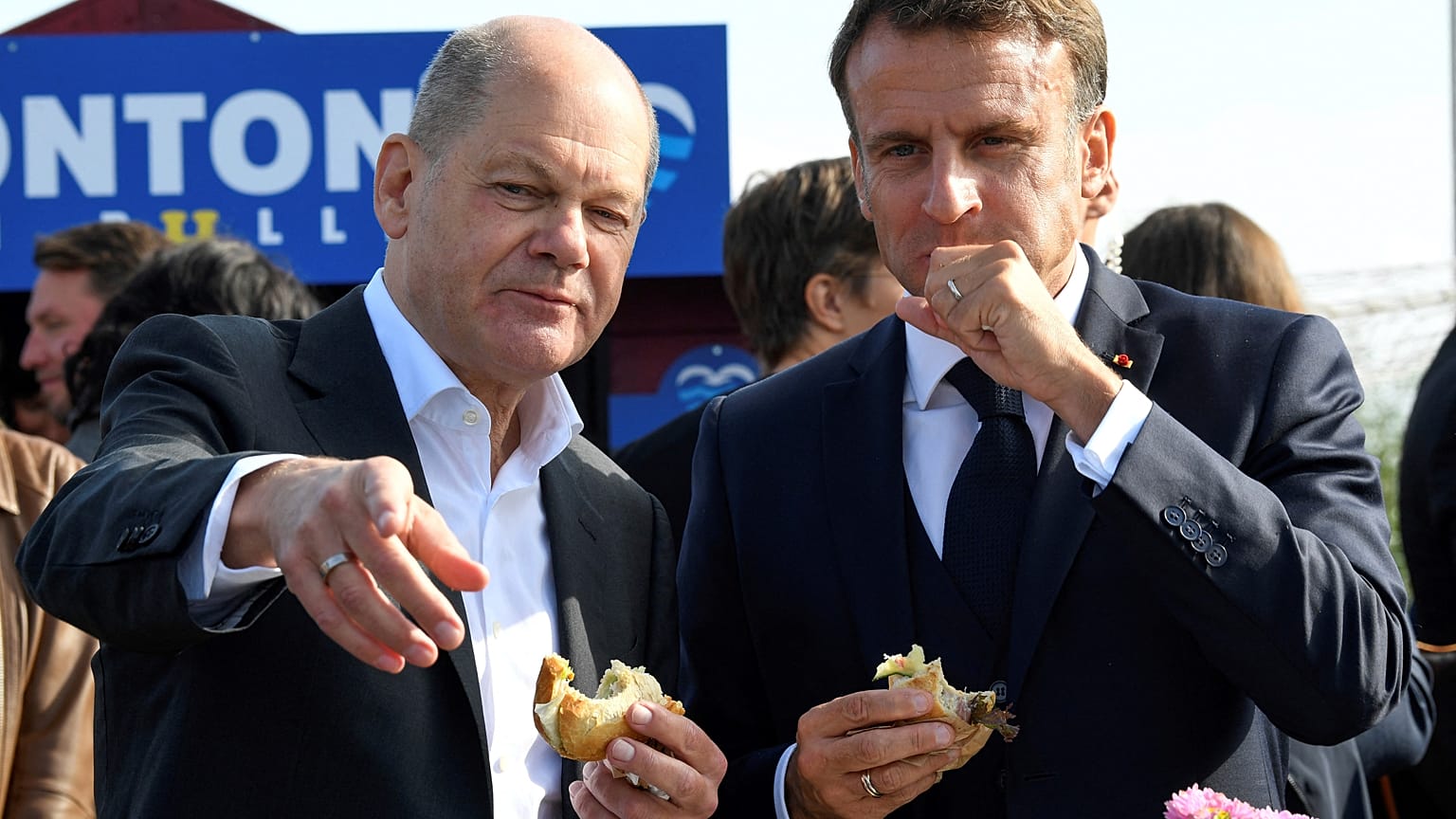 Scholz e Macron comem sandes de peixe em Hamburgo, a 10 de outubro de 2023