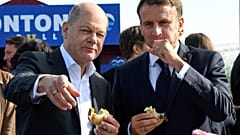Scholz und Macron essen Fischbrötchen in Hamburg am 10. Oktober 2023