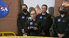 Kelly Haston, miembro de la tripulación de la primera misión CHAPEA, habla delante de otros miembros en el Centro Espacial Johnson de Houston (Texas).